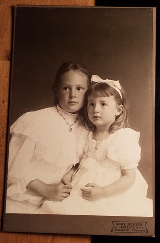 Kleine mädchen halten die - mädchen,